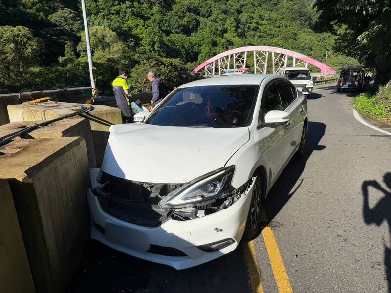 尖石120縣道義興大橋旁路基掏空 搶修單向管制事故頻發