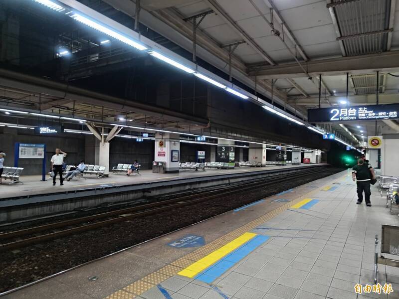 台鐵新左營站男子跳下月台!鐵警:他過站想轉車