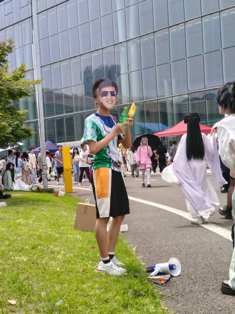 中國少年cos張雪峰時昏倒 旁人嚇壞:以為要跟著飛升了