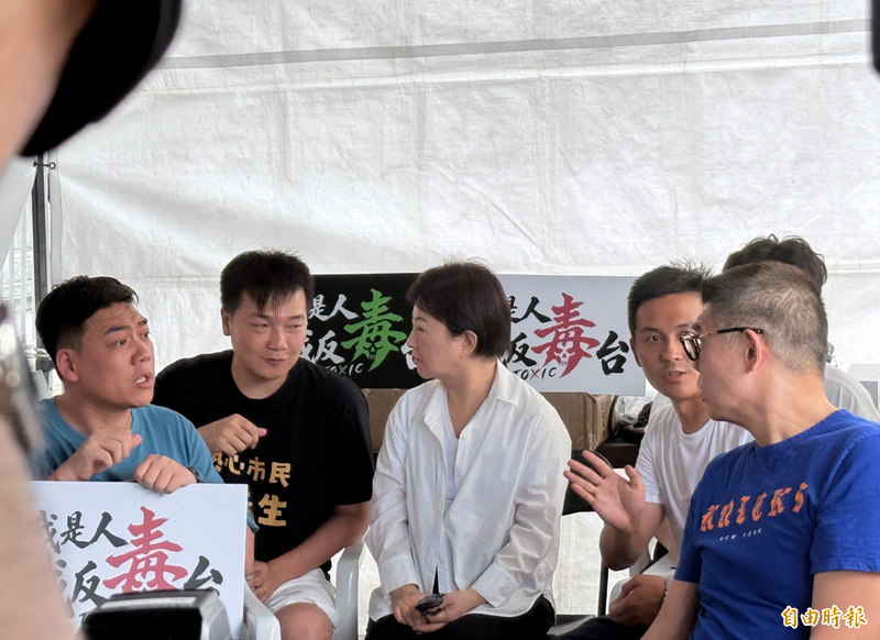 周軒爆盧秀燕被追問致癌油一字不答還回頭瞪人 連記者也傻眼
