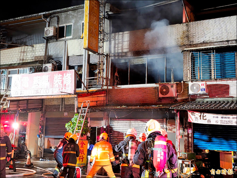 宜蘭市泰山路金紙行深夜大火，行動
不便張婦喪命。
（記者江志雄攝）