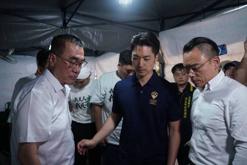蔣萬安偕李四川探班 送換洗衣物挺絕食小雞