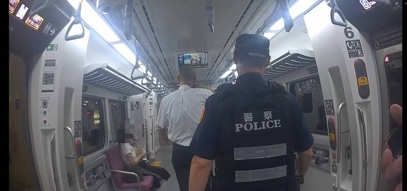 警方在列車長的陪同下,尋找失蹤人口。(記者吳昇儒翻攝)