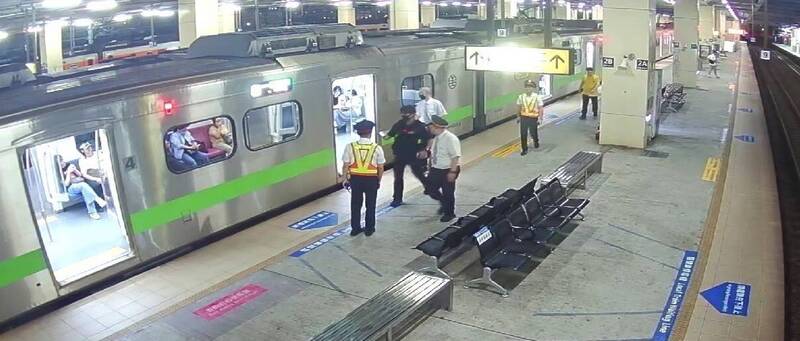 警方在列車長的陪同下,尋找失蹤人口。(記者吳昇儒翻攝)
