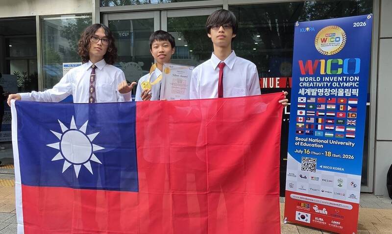永慶高中AI科技特色班三位高一生勇奪韓國WICO世界創新競賽銀牌。(永慶高中提供)
