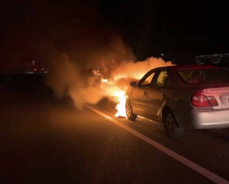 國1台南後壁段暗夜火燒車 車頭冒火全面燃燒