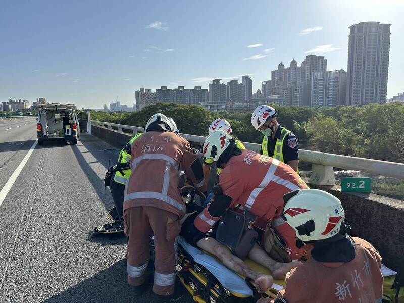 國道1號新竹路段1男子被夾車中 救出無生命跡象
