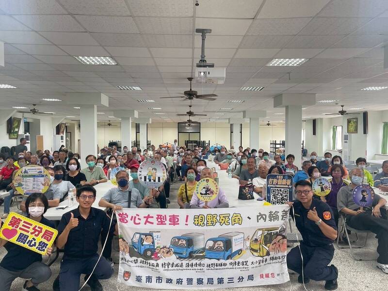 長輩換駕照免跑監理站 台南警進駐公所推「一站式」服務