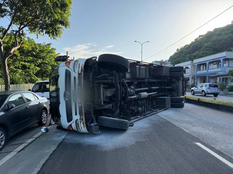 桃園龜山振興路大貨車爆胎翻覆 網友急喊快改道