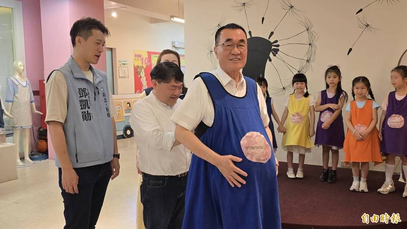 李四川搶育兒票 提運動中心辦臨托、打造室內大型親子館政見