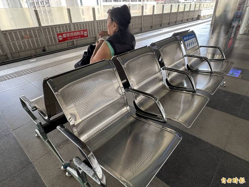 民稱遭豐原火車站座椅鏽蝕扶手割傷、站方僅賠100元 台鐵:將依規賠償、更換扶手