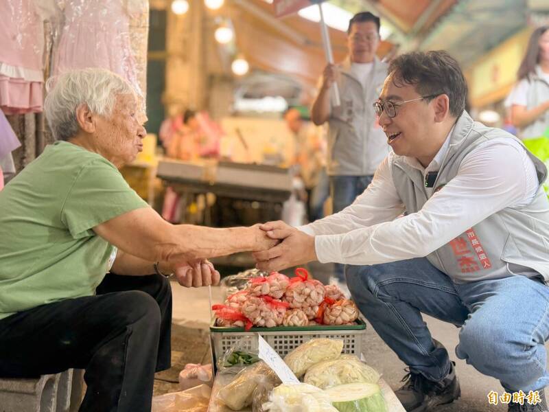 黃世杰龍潭市場拜票 承諾積極完善龍科三期、桃竹苗大矽谷計畫