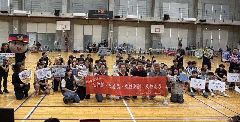中和警與學生3對3熱血尬球 揮灑汗水宣導識詐防毒