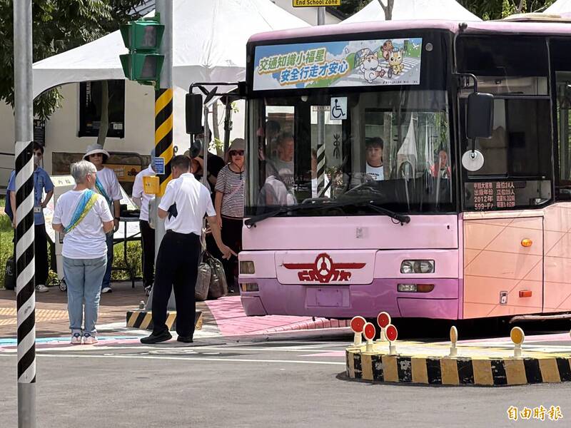 北市2路線電動公車試辦延遲3秒起步 強化高齡乘車安全
