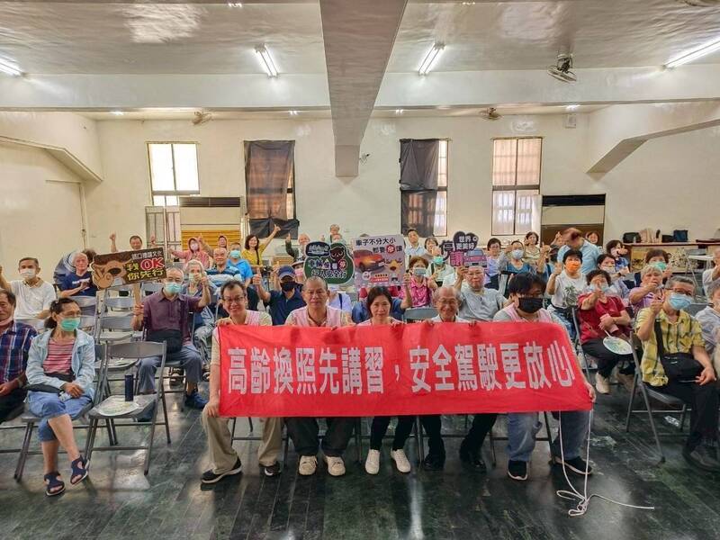 高齡換照一站式搞定 竹市監理站首創宮廟宣導與體檢醫院到場服務