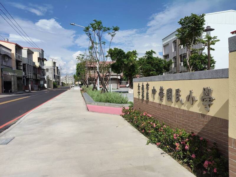 校牆解構 台南下營中營國小通學步道開放通行
