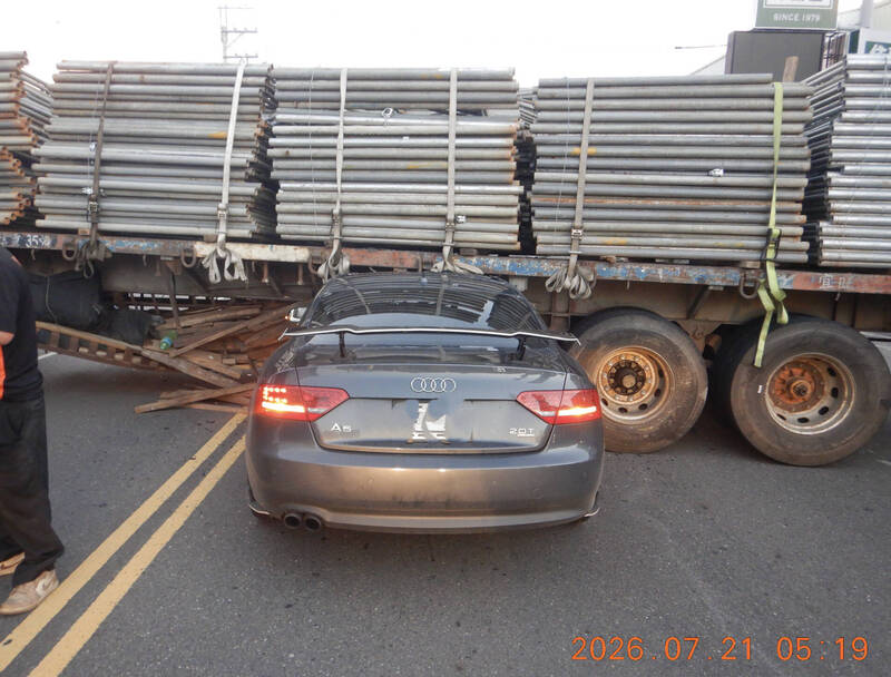 驚悚直擊!奧迪轎跑煞不住「鏟進」聯結車底 零件噴飛奇蹟輕傷