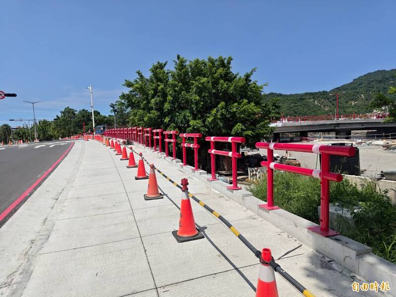 [新聞] 高雄新九如路橋竟出現「鳥居圍籬」 議員 - 八卦 - PTT.BEST 批踢踢爆文 2