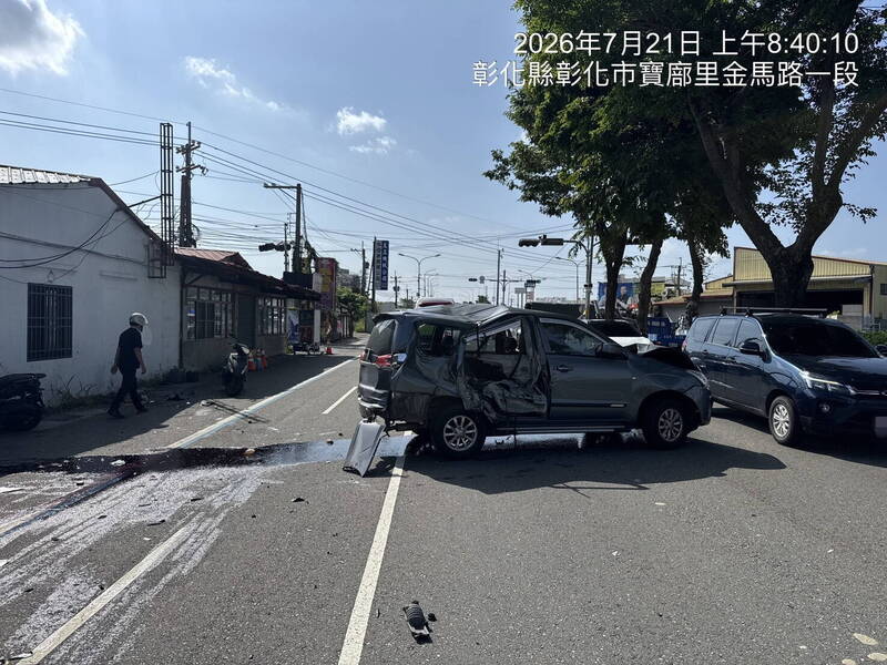 戰術輪車路口迴轉釀車禍 撞休旅車1女受傷送醫