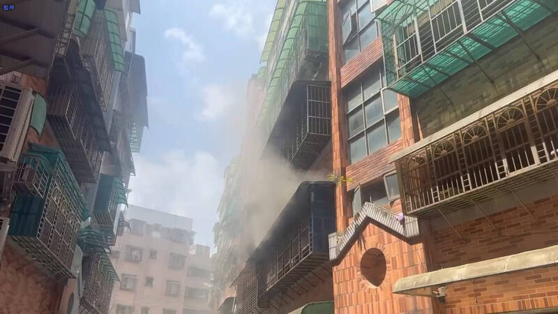 疑行動電源充電爆炸起火 基隆大型社區冒火煙 兩夫妻逃到陽台獲救