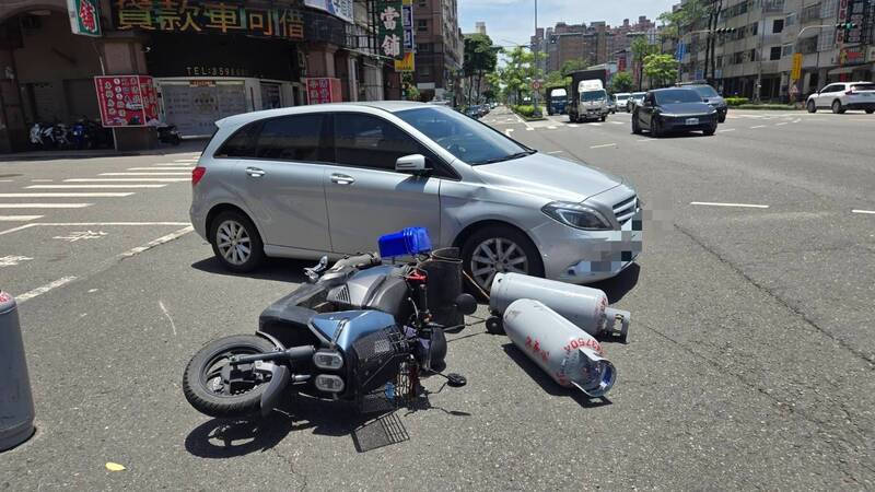 高雄女汽車駕駛右轉撞倒機車 騎士罰更重原因曝