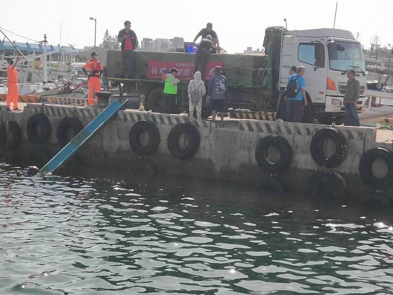澎湖區漁會運用軍方睦鄰經費復育海洋 澎南6處同步放流10萬尾魚苗