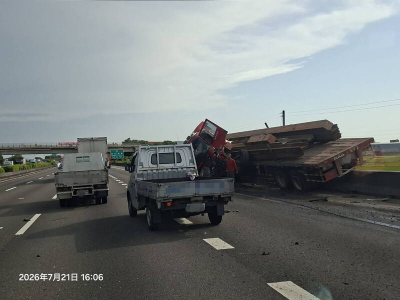 國1彰化段載鋼材聯結車翻覆釀連環撞 3人送醫包含孕婦、回堵逾5公里