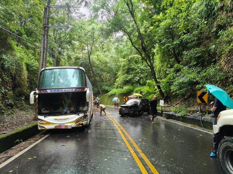 跨越雙黃線撞遊覽車 休旅車駕駛骨折酒測值0.58法辦