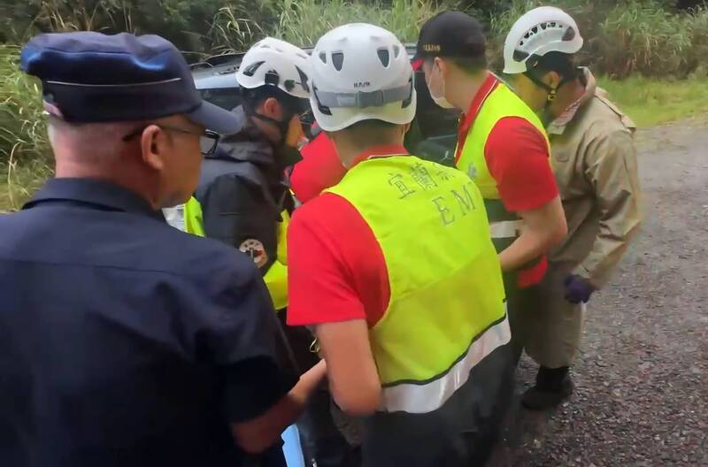 宜蘭明池山區貨車翻落邊坡 駕駛獲救送醫
