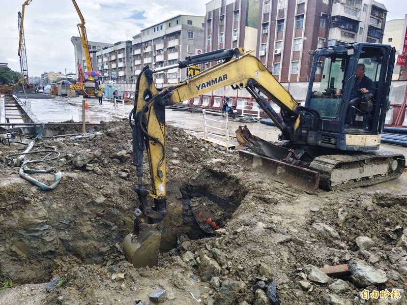 高雄捷運黃線啟動自強陸橋地下基樁拔除工程 同步施作鳳山行政中心Y17車站連續壁