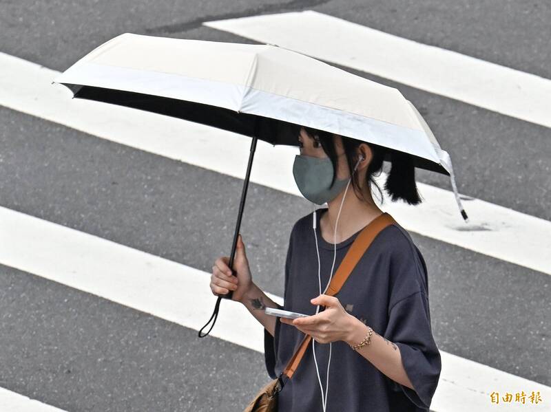 熱帶擾動逼近!4模式路徑曝光 吳德榮:本週穿呂宋闖南海