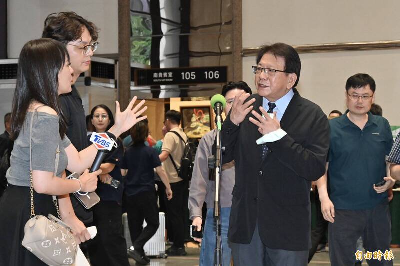 潘孟安被記者緊逼堵訪引揮臂風波 黃智賢批採訪界線失衡