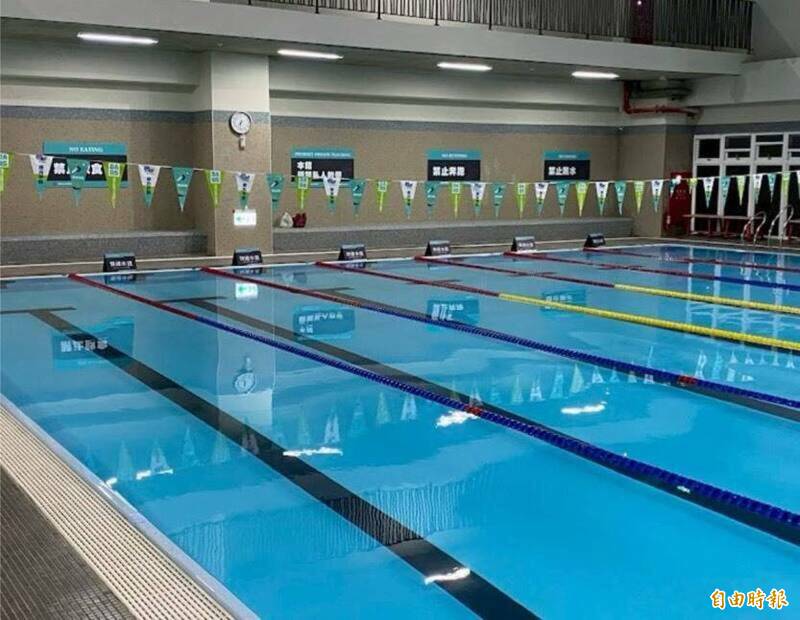 中國男童遭泳池排水口吸住溺斃 工作人員竟在旁滑手機