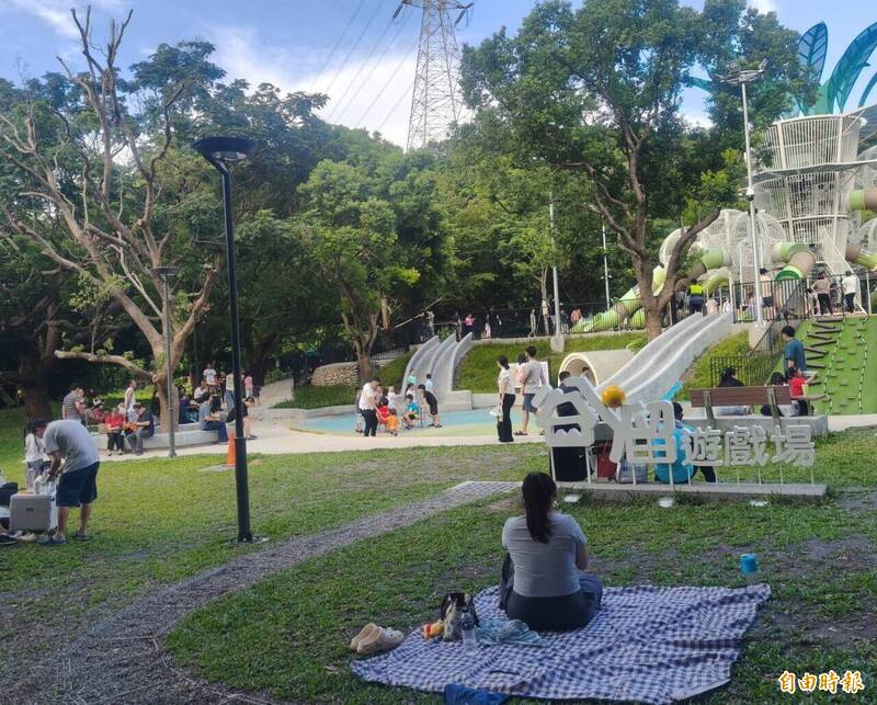 暑假放電必去!台中「最新遊戲場」平日也爆滿 16座特色遊具公園一次看