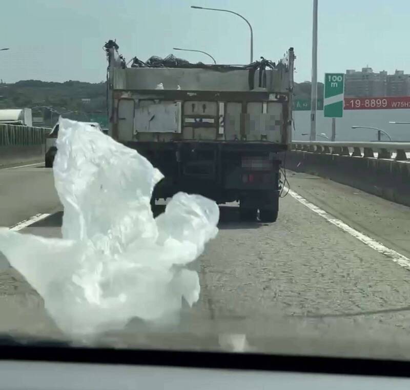 驚!天降垃圾袋鑽車底嚇壞駕駛 清潔隊要處分