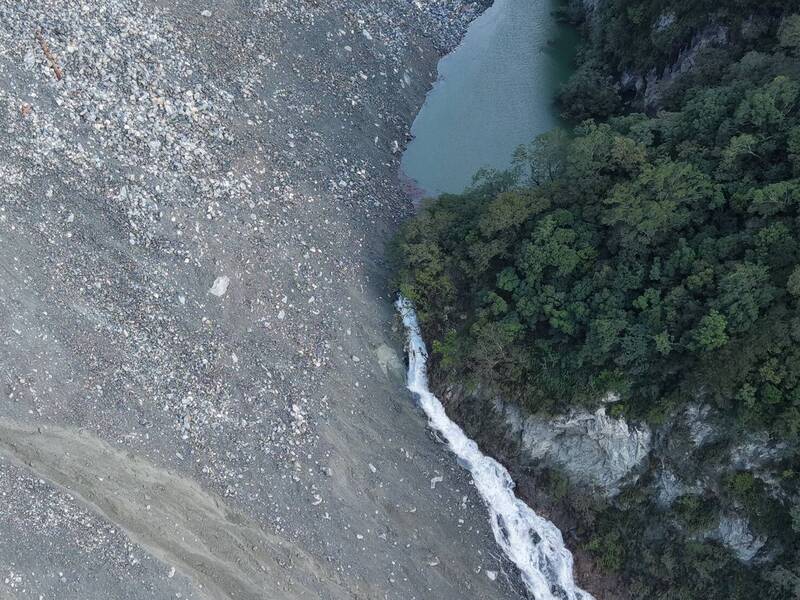 堰塞湖「晴天溢流」未釀大水 花蓮台9線萬里溪橋今早恢復通行