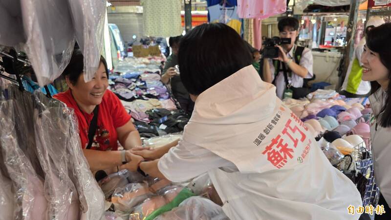 率小雞板橋掃市場 蘇巧慧強調多項育兒政見:打造全方位兒童友善城市