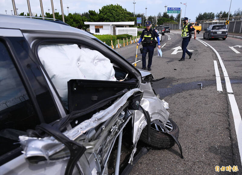 自小客車自撞桃機停車場旁路燈基座 車頭車身嚴重毀損