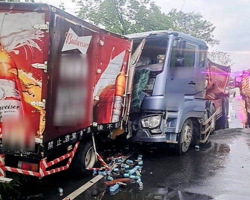 撞到車頭不見!貨車雨天失控 逆向猛撞砂石車1死2傷