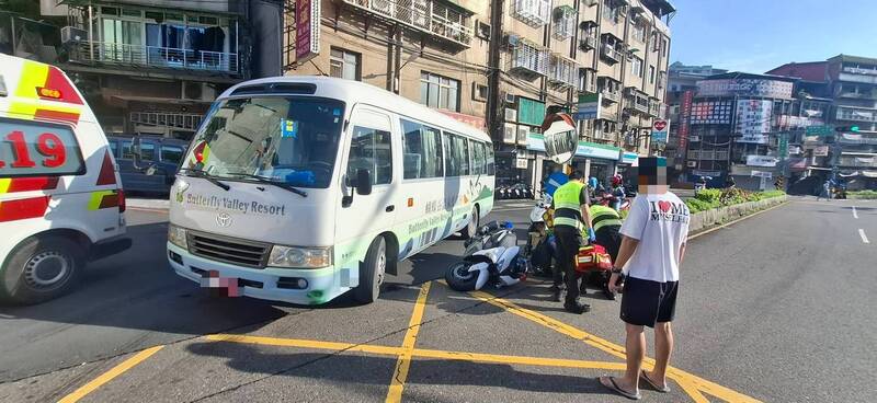 竹林中學校車迴轉未打方向燈 中和警巡邏挨撞雙腿受傷