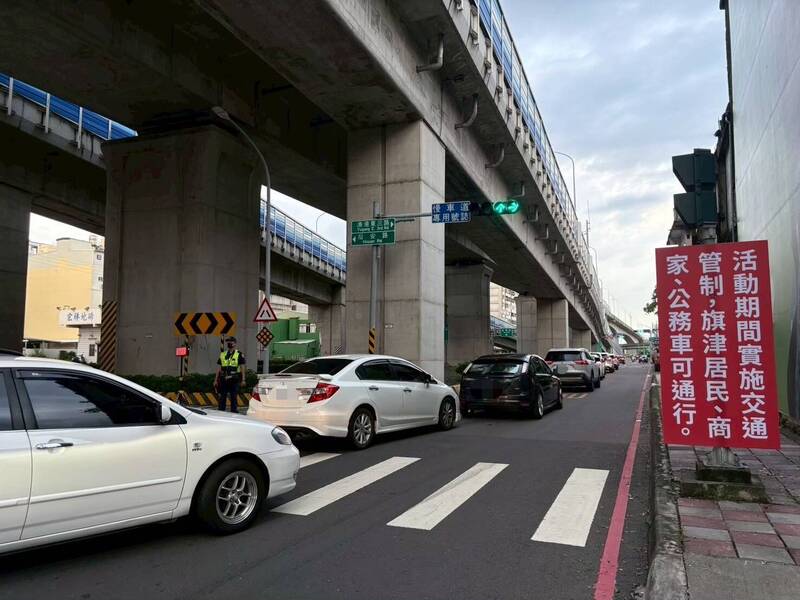 高雄旗津風箏節巨型鯨魚週末吸人潮 離島交通將彈性交管