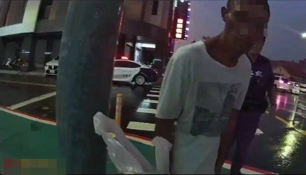 台中街頭公然吸膠如喪屍 誇張男被警方查獲送辦