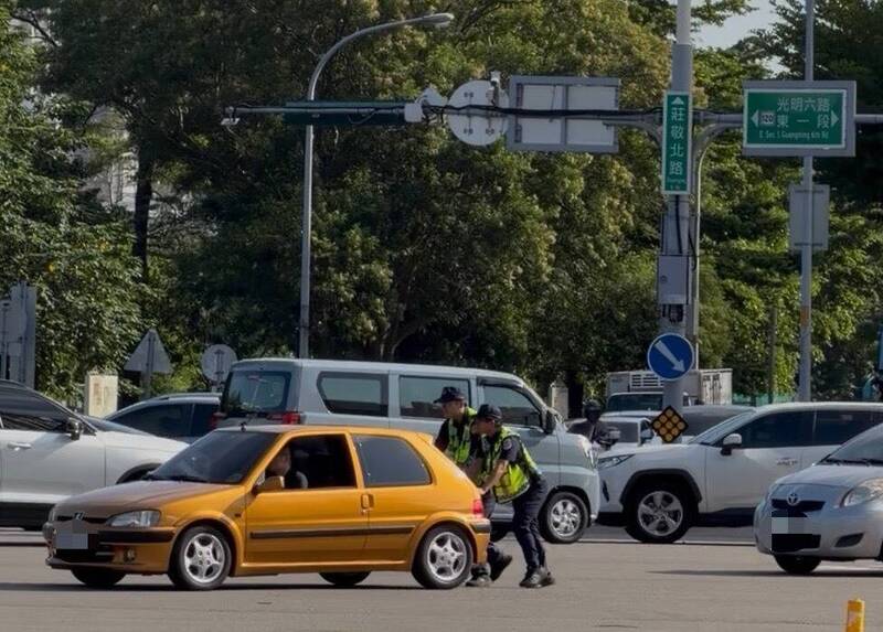 竹北交流道上班尖峰轎車拋錨 警人力推車救援