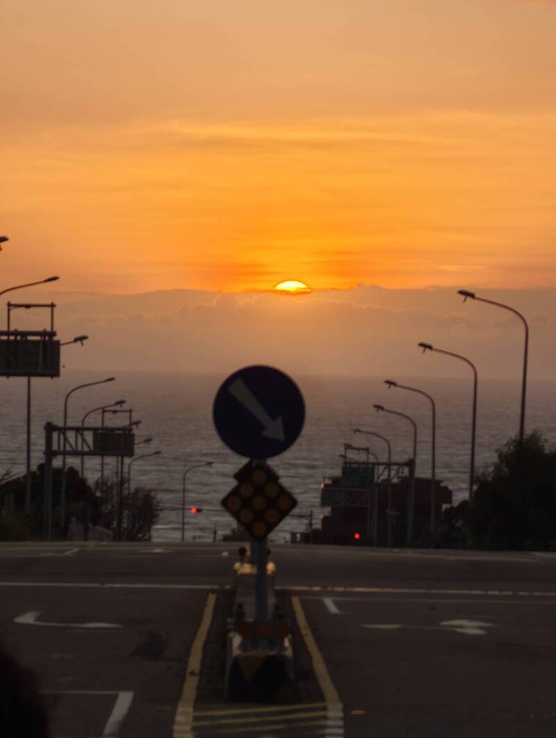 就在今天!通霄「日落大道」喜迎美景 全台最美公路夕陽入海