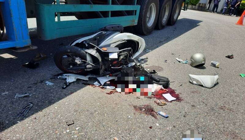 苗栗通霄驚悚車禍!曳引車、機車碰撞 44歲男騎士不治