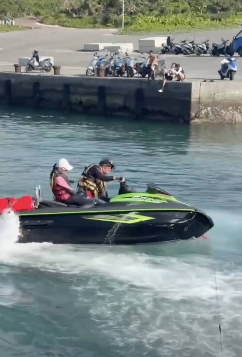 中寮港水上摩托車甩尾險撞人 綠島潛水教練:耍帥請去別處