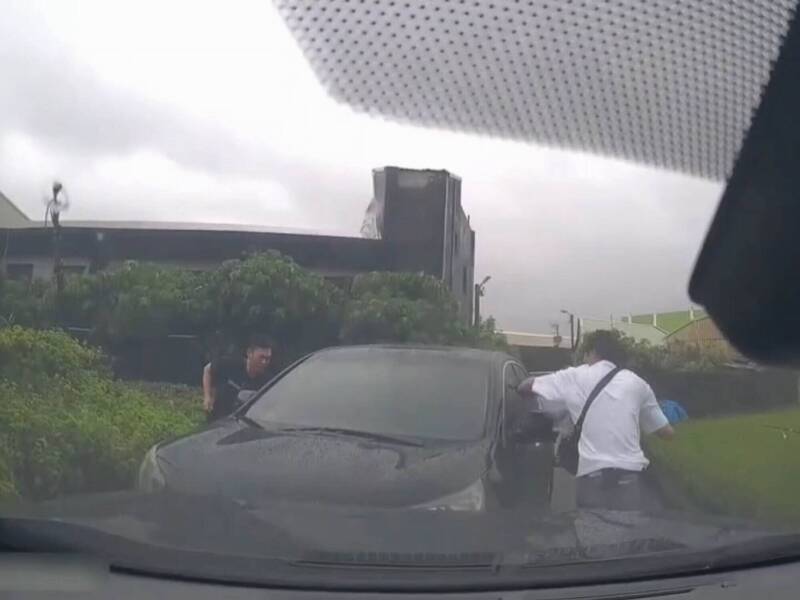 偵辦販毒案遭開車衝撞 彰化警破窗拖出通緝犯