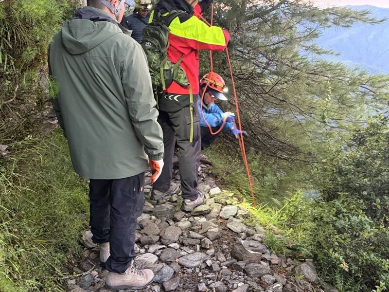 62歲日籍山友登玉山跌落20米邊坡 嘉義警消架繩索援救