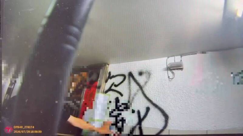 漏水糾紛惹禍?蒙面人闖北市中山區大樓噴漆灌膠 警鎖定身分