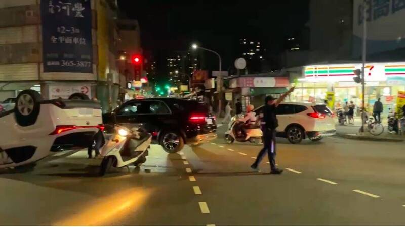 注意車道縮減!高雄楠梓凌志車衝撞安全島翻覆 情侶狼狽脫困